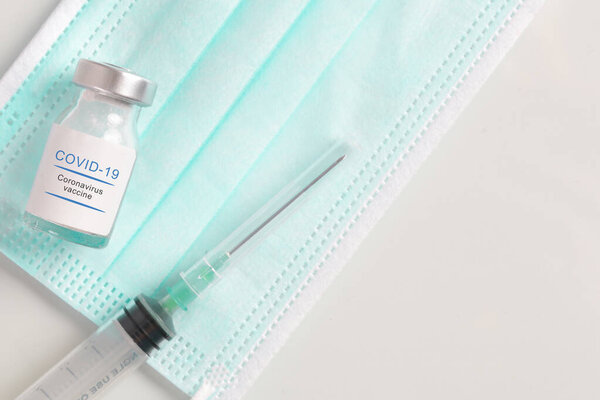 Шприц с иглой, медицинская маска и корона вирусной вакцины bottle.Vaccination, иммунизация, лечение для лечения инфекции Covid 19. Здравоохранение и медицинская концепция с копированием пространства.