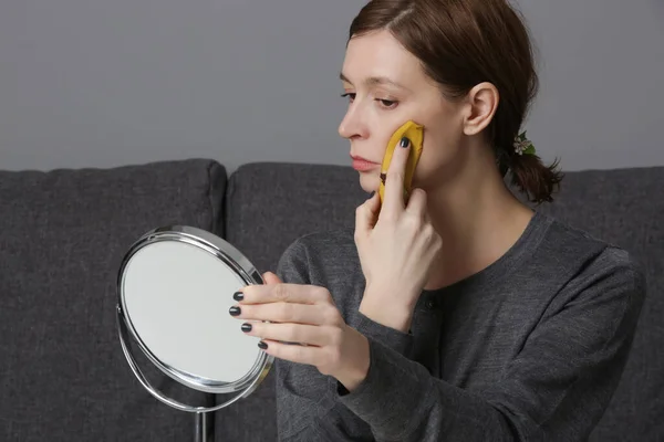 Frau Reibt Bananenschalen Auf Ihrem Gesicht Die Haut Aufzuhellen Und — Stockfoto