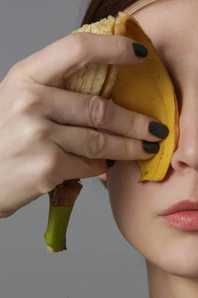 Mujer Frotando Cáscara Plátano Cara Para Iluminar Hidratar Piel Reducir —  Fotos de Stock