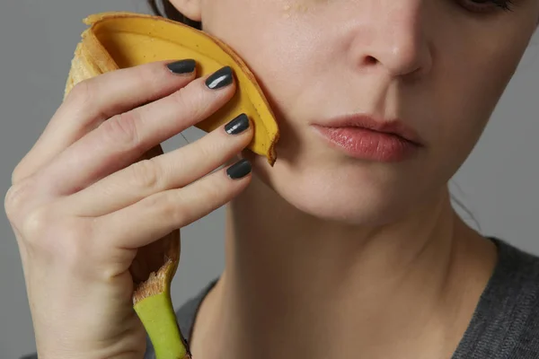 Mujer Frotando Cáscara Plátano Cara Para Iluminar Hidratar Piel Reducir — Foto de Stock