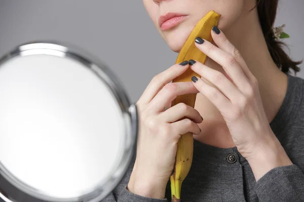 Kobieta Pocierając Skórką Banana Twarz Rozjaśnia Nawilża Skórę Oraz Redukuje — Zdjęcie stockowe