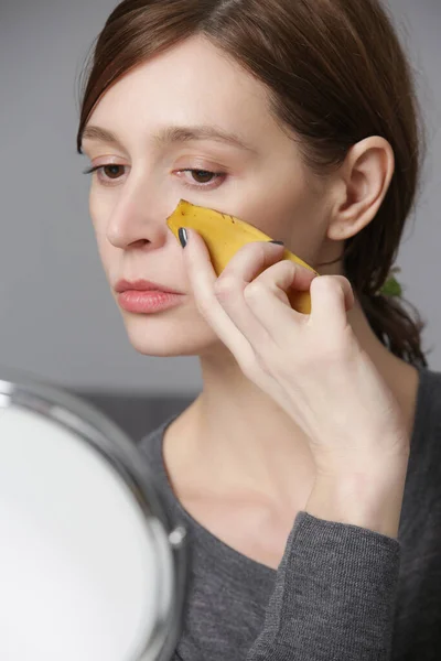 Frau Reibt Bananenschalen Auf Ihrem Gesicht Die Haut Aufzuhellen Und — Stockfoto