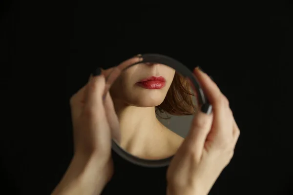 女性の顔の鏡の反射 スタジオショット — ストック写真