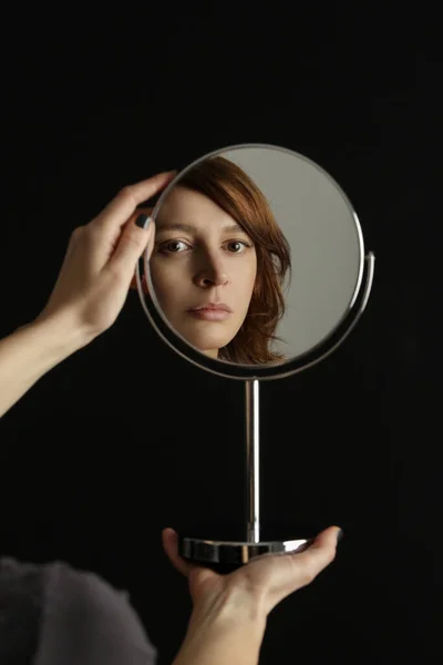 Spiegel Reflectie Van Het Gezicht Van Een Vrouw Studio Shot — Stockfoto