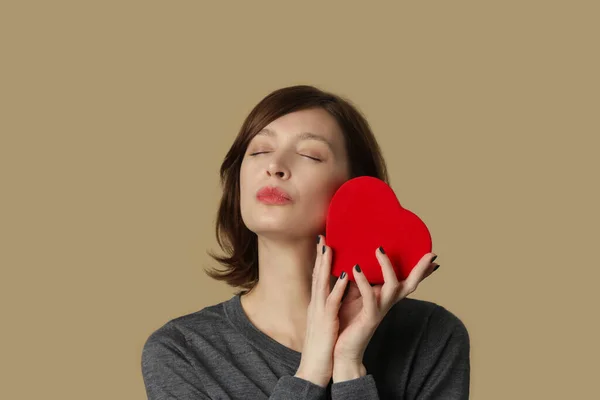 Portrait Jeune Femme Avec Boîte Cadeau Forme Coeur Rouge Bonheur — Photo