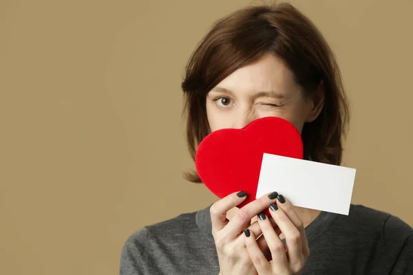 赤いハート型のギフトボックスと空白の紙のメモを持つ若い女性の肖像画 幸福とバレンタインデーと愛の概念 — ストック写真