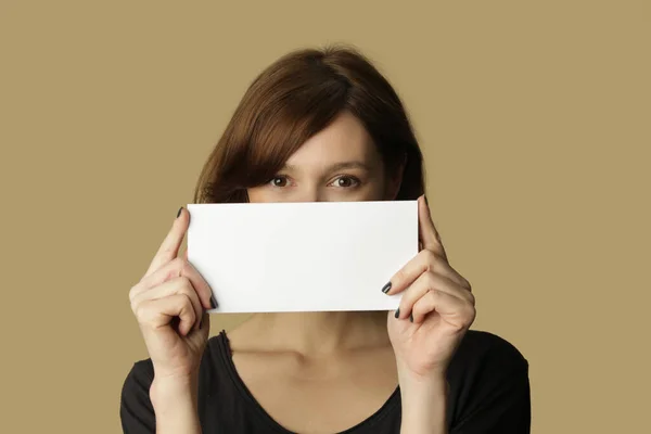 Retrato Jovem Mulher Mantém Branco Etiqueta Papel Branco — Fotografia de Stock