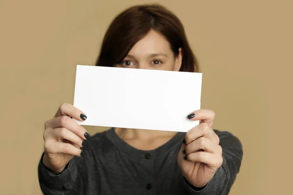 Retrato Jovem Mulher Mantém Branco Etiqueta Papel Branco — Fotografia de Stock