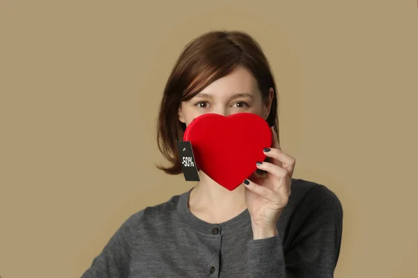Genç Bir Kadının Portresi Üzerinde Indirim Etiketi Olan Kırmızı Kalp — Stok fotoğraf
