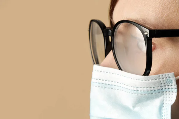 일회용 마스크를 착용하여 안경을 여성의 스튜디오 코로나 바이러스가 유행하는 의료용 — 스톡 사진
