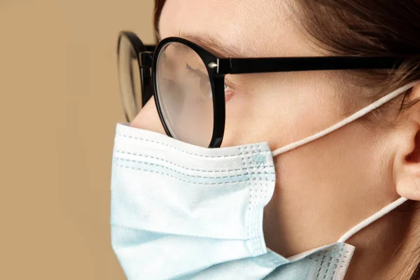 带着雾蒙蒙的眼镜的妇女的工作室肖像 原因是戴着一次性面具 在大肠病毒大流行期间采取保护措施 医疗面罩和眼镜雾化概念 — 图库照片