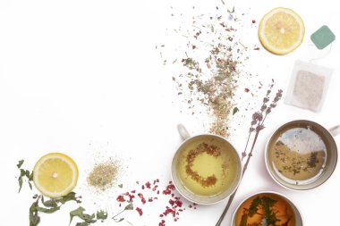 Bitki çayı, fotokopi spreyle en iyi manzara. Kuru otlar, limon dilimleri ve beyaz çay fincanları. Toptan bitkiler, sıfır atık ve çevre dostu yaşam tarzı, bitkisel tıp konsepti.