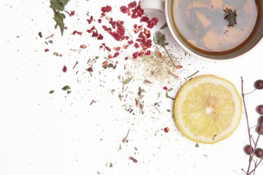 Bitki çayı, en iyi manzara. Kuru otlar, limon dilimleri ve beyaz çay fincanları. Toptan bitkiler, sıfır atık ve çevre dostu yaşam tarzı, bitkisel tıp konsepti.