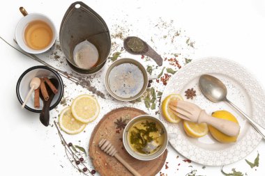 Bitki çayı, en iyi manzara. Kuru otlar, limon dilimleri ve beyaz çay fincanları. Toptan bitkiler, sıfır atık ve çevre dostu yaşam tarzı, bitkisel tıp konsepti.