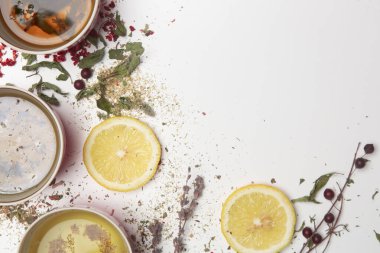 Bitki çayı, fotokopi spreyle en iyi manzara. Kuru otlar, limon dilimleri ve beyaz çay fincanları. Toptan bitkiler, sıfır atık ve çevre dostu yaşam tarzı, bitkisel tıp konsepti.