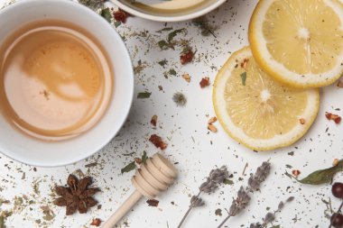 Bitki çayı, en iyi manzara. Kuru otlar, limon dilimleri ve beyaz çay fincanları. Toptan bitkiler, sıfır atık ve çevre dostu yaşam tarzı, bitkisel tıp konsepti.