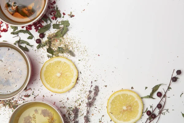 Kräutertee Draufsicht Mit Kopiertem Gewürz Trockene Kräuter Zitronenscheiben Und Teetassen — Stockfoto