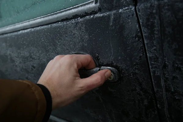 车被冻住了寒冷寒冷冬日早晨的车门 — 图库照片