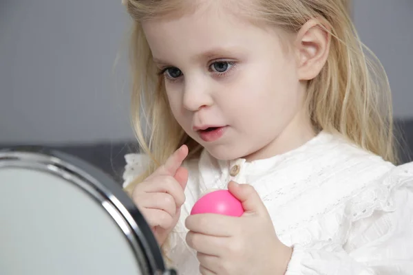 Adorable Niña Con Bálsamo Labial Delante Del Espejo — Foto de Stock