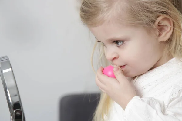 Schattig Peuter Meisje Met Lip Balsem Voorkant Van Spiegel — Stockfoto