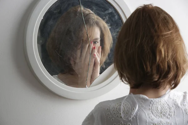 Refleksi Wajah Seorang Wanita Cermin Yang Rusak Depresi Kecemasan Fobia — Stok Foto