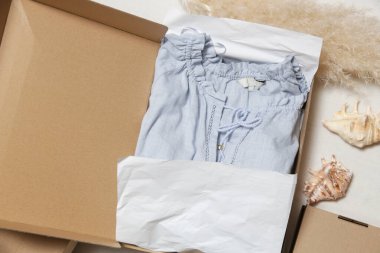 Açık mavi keten el yapımı gömleğin üst manzarası. Küçük işletme, el yapımı küçük seri üretim. Doğal malzemelerden gelen etik sürdürülebilir moda.