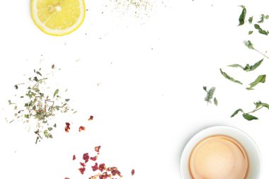 Bitki çayı, fotokopi spreyle en iyi manzara. Kuru otlar, limon dilimleri ve beyaz çay fincanları. Toptan bitkiler, sıfır atık ve çevre dostu yaşam tarzı, bitkisel tıp konsepti.
