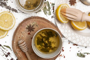 Bitki çayı, en iyi manzara. Kuru otlar, limon dilimleri ve beyaz çay fincanları. Toptan bitkiler, sıfır atık ve çevre dostu yaşam tarzı, bitkisel tıp konsepti.