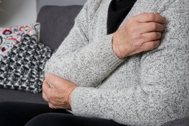 Kolu ağrıyan 80 yaşındaki bir kadının portresi.