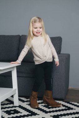 Mumya çizmesi giyen sevimli küçük kız.