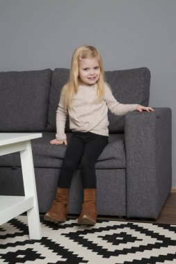 Mumya çizmesi giyen sevimli küçük kız.