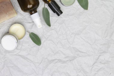 Doğal, organik, plastik cilt bakım ürünleri. Yüz serumları, temel malzemeler yağlar, kremler ve sabunluklar, kopya alanı olan üst görünüm.