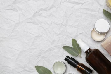 Doğal, organik, plastik cilt bakım ürünleri. Yüz serumları, temel malzemeler yağlar, kremler ve sabunluklar, kopya alanı olan üst görünüm.