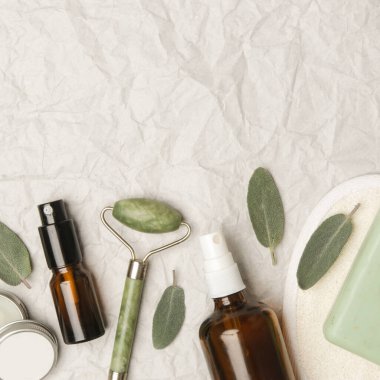 Doğal organik cilt bakım ürünü. Ev spa ve kendine bakım konsepti. Yüz serumu, yeşim rulo ve kopyalama alanı olan sabun çubuğu..