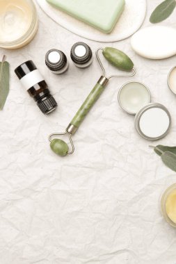 Doğal organik cilt bakım ürünü. Ev spa ve kendine bakım konsepti. Yüz serumları, kremler, yeşim silindirler ve kopyalama alanı olan sabunlar.