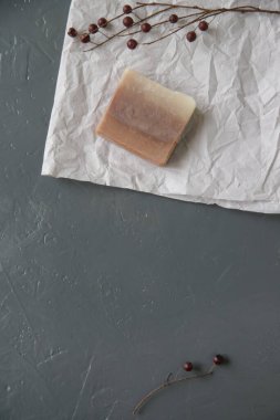 Doğal el yapımı sabun çubuğu ya da sağlam şampuan. Paketsiz, sıfır atık organik kozmetik.