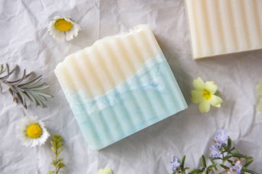 Doğal el yapımı sabun çubuğu ya da sağlam şampuan. Paketsiz, sıfır atık organik kozmetik.