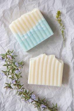 Doğal el yapımı sabun çubuğu ya da sağlam şampuan. Paketsiz, sıfır atık organik kozmetik.