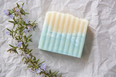 Doğal el yapımı sabun çubuğu ya da sağlam şampuan. Paketsiz, sıfır atık organik kozmetik.