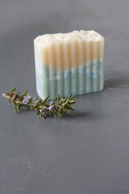 Doğal el yapımı sabun çubuğu ya da sağlam şampuan. Paketsiz, sıfır atık organik kozmetik.