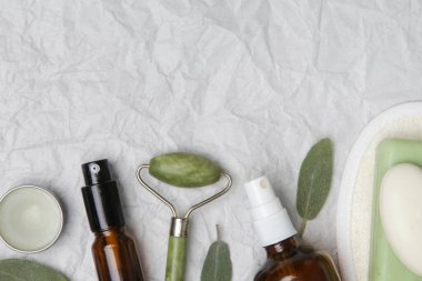 Doğal organik cilt bakım ürünü. Ev spa ve kendine bakım konsepti. Yüz serumları, kremler, yeşim silindirler ve kopyalama alanı olan sabunlar.