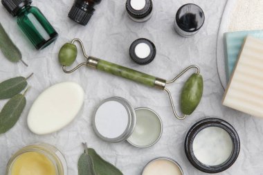 Doğal organik cilt bakım ürünleri. Ev spa 'sı ve kişisel bakım ürünü üst görünümü. Yüz serumları, temel malzemeler yağlar, kremler, yeşim silindirler ve kopyalama alanı olan sabunlar.