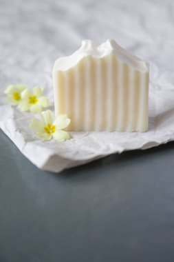 Doğal el yapımı sabun çubuğu ya da sağlam şampuan. Paketsiz, sıfır atık organik kozmetik.