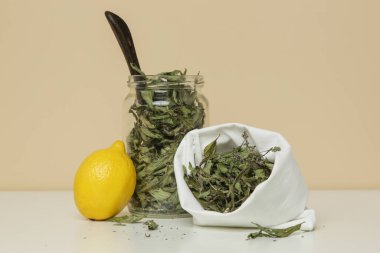 Doğal çay ve çuval dolusu bitkiler. Sıfır atık ve plastiksiz alışveriş kavramı. Sürdürülebilir yaşam tarzı. Tekrar kullanılabilir tekstil poşetlerindeki yiyecekler masada..