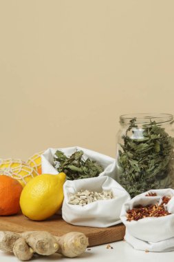 Doğal çay ve çuval dolusu bitkiler. Sıfır atık ve plastiksiz alışveriş kavramı. Sürdürülebilir yaşam tarzı. Tekrar kullanılabilir tekstil poşetlerindeki yiyecekler masada..