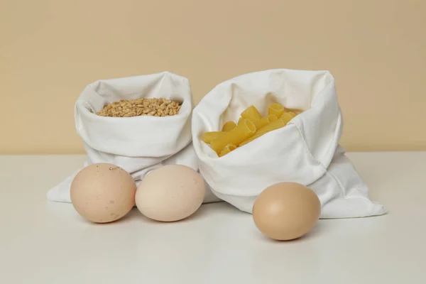 Organik Yumurtalar Makarna Buğday Taneleri Tekrar Kullanılabilir Tekstil Poşetinde Toptan — Stok fotoğraf