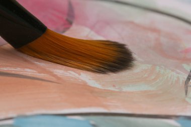 Bir boya fırçasının görüntüsünü kapat. Yaratıcı hobi ya da sanat terapisi kavramı.