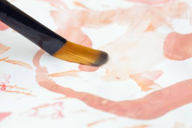 Bir boya fırçasının görüntüsünü kapat. Yaratıcı hobi ya da sanat terapisi kavramı.