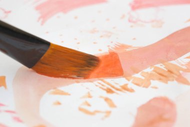 Bir boya fırçasının görüntüsünü kapat. Yaratıcı hobi ya da sanat terapisi kavramı.