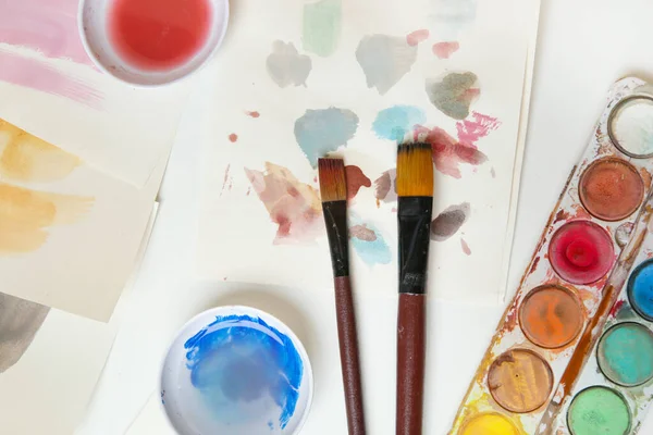 水彩画的调色板 刷子和纸在桌子上 创意业余爱好或艺术疗法概念 — 图库照片